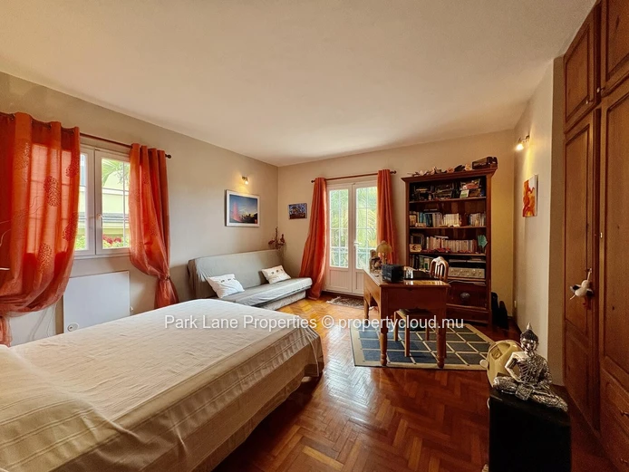 Charming colonial-style home with garden and views in Floreal