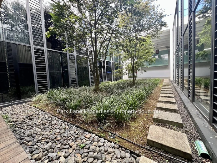 Modern office space in Phoenix – ground floor + mezzanine – strategic location & green surroundings