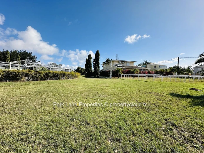 Large plot of land ready for development, just a stone's throw from the beach.