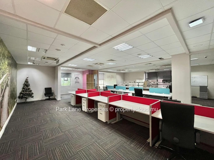 Bureau Meublé Premium à Louer au Cœur d’Ebène Cybercity