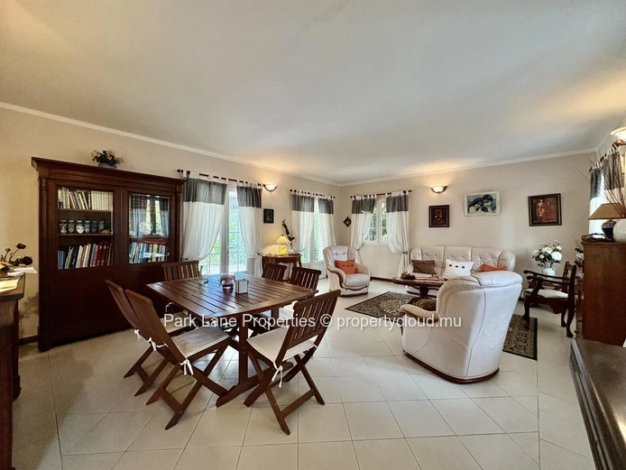 Charming colonial-style home with garden and views in Floreal