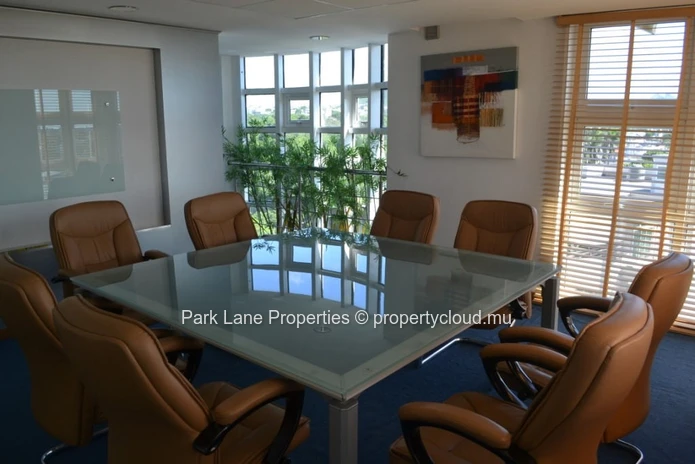 Office Space of 220m2 on 6th Floor with panoramic views & accessibility in Belle Rose