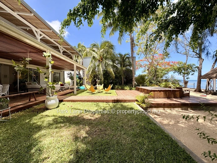 Tamarin at its Best - Family Home and Cottage on the Water's Edge