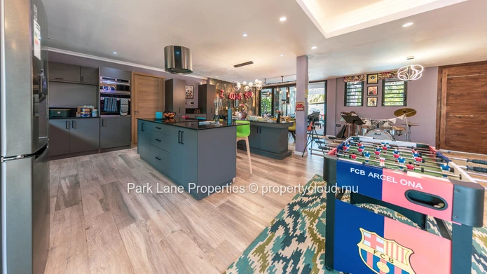 Magnificent fully renovated contemporary property close to Balaclava beach.