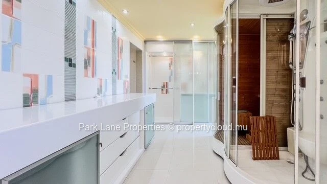 Elegant 330 m² modern residence with breathtaking mountain & sea views