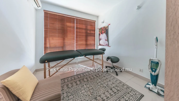 Beach access penthouse with beautiful mountain views