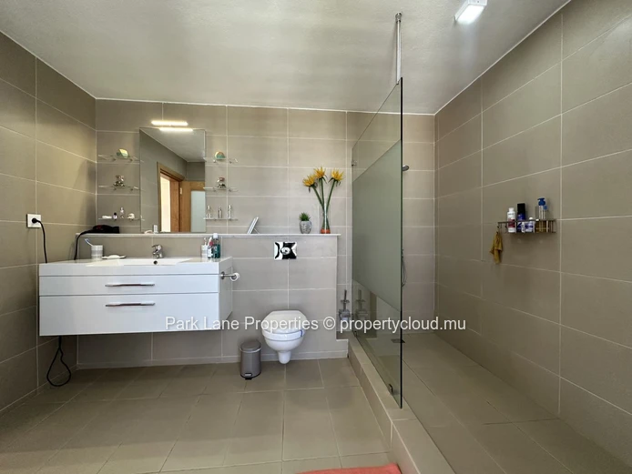 Appartement R+2 à vendre à Mon Choisy.
