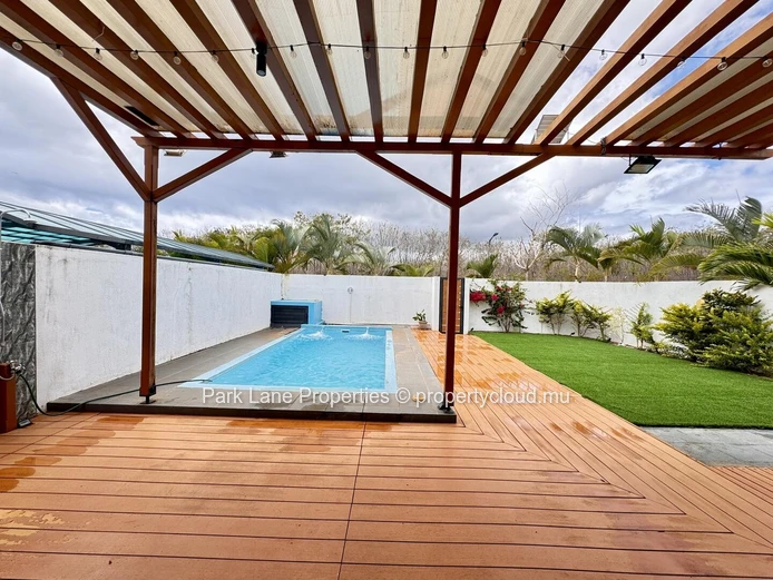Family home with pool in quiet area