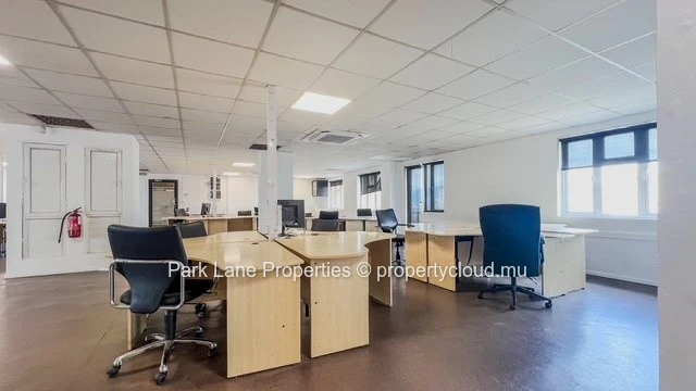 Bureau spacieux de 270 m² entièrement équipé avec parking au centre de Quatre Bornes