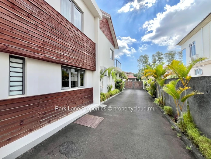 Three-Bedroom Townhouse-Duplex in a Residential Area of Trianon