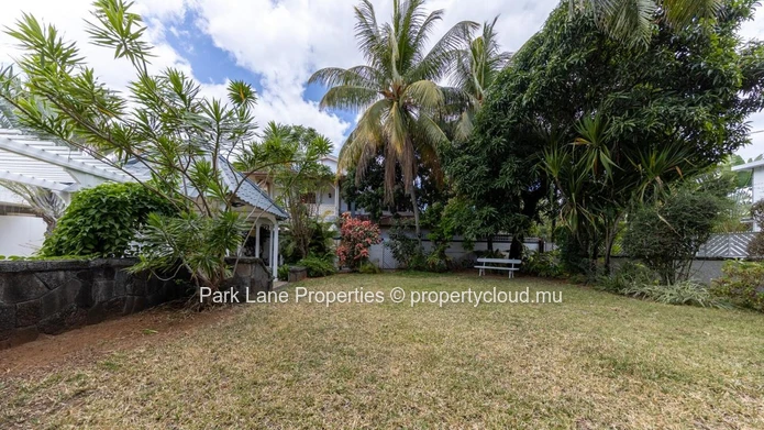 Prestigious villa close to the beach