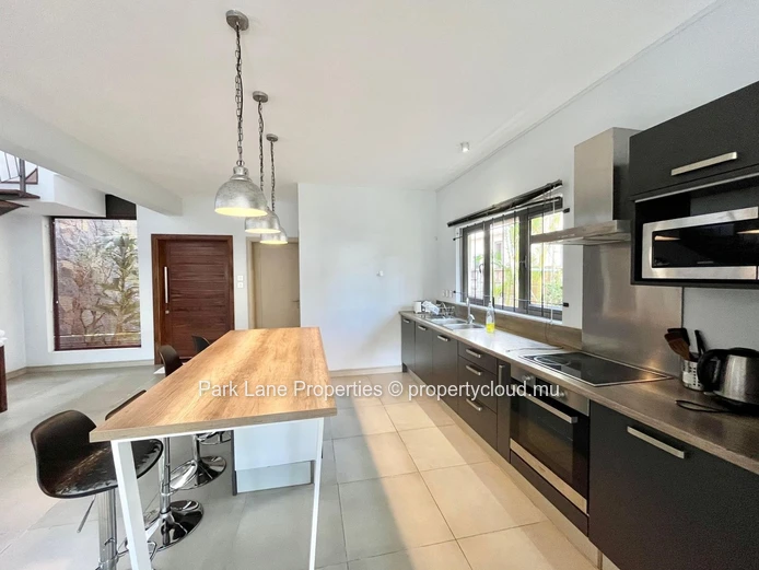 Three-Bedroom Townhouse Duplex with Garden and Terrace in Trianon 