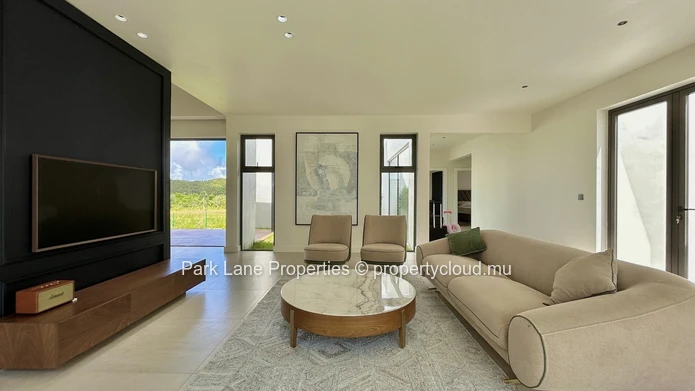 Elegant 3-Bedroom Villa for Rent in Golf Estate