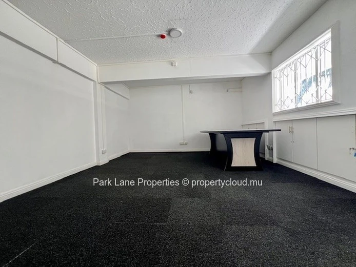 Bureau Spacieux de 231 m² au Premier Étage à Quatre Bornes
