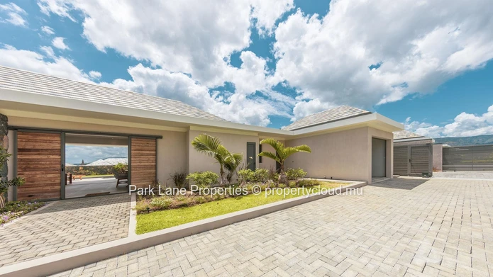 Elegant 4-Bedroom Villa with Scenic Mountain Views and Private Pool