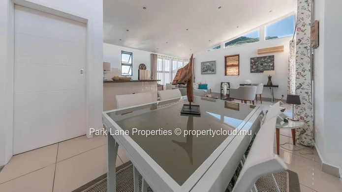 Beach access penthouse with beautiful mountain views