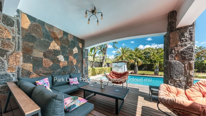 Magnificent fully renovated contemporary property close to Balaclava beach.