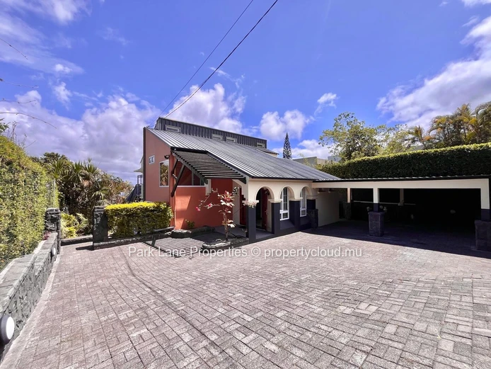 Elegant furnished home renovated recently with pool & garden in prime Floréal Location