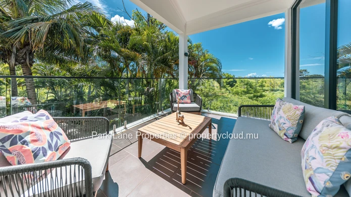 Magnificent fully renovated contemporary property close to Balaclava beach.