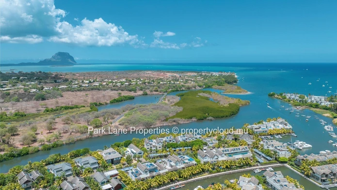 Sanctuaire en Marina avec Piscine Privée et Vues Imprenables sur la Rivière