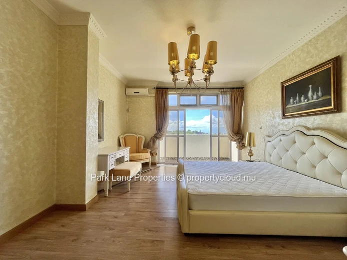 Luxury 4-bedroom penthouse with panoramic terrace in Curepipe