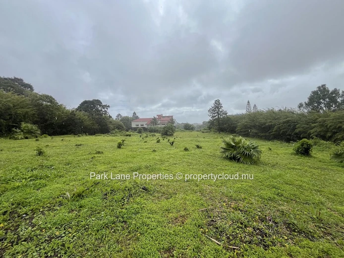 Expansive Residential Plot in Floreal