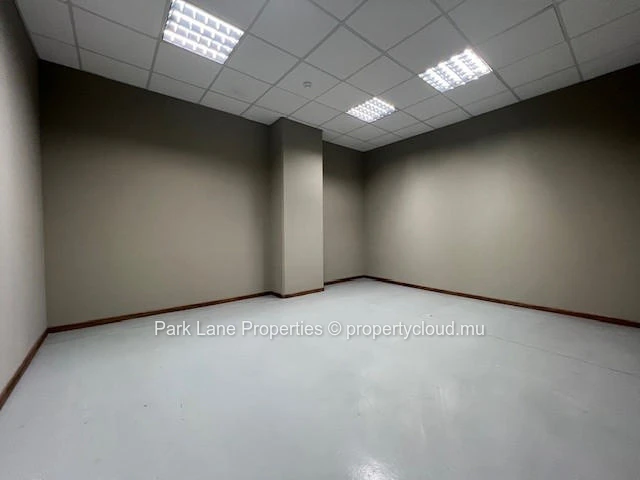 Oasis de Bureau de 999 m2 au 2ème Étage à Ebène