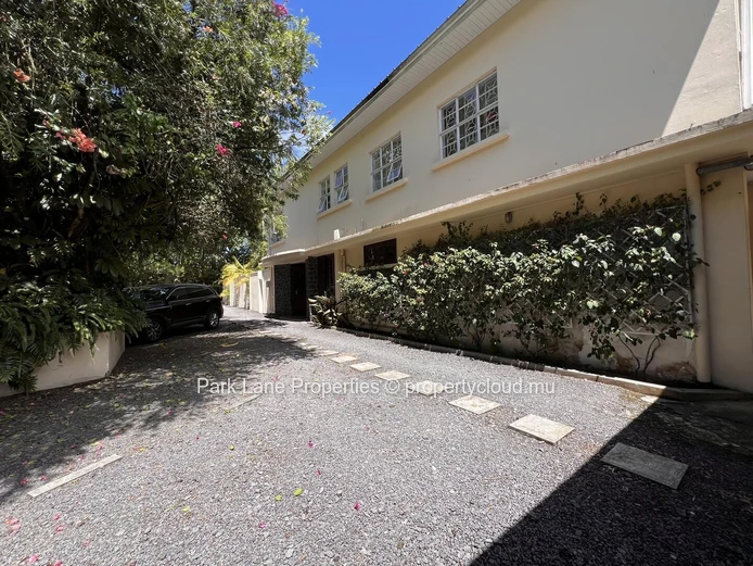 Elegant 5-bedroom home with stunning views in Floreal